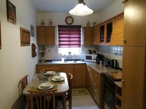 una pequeña cocina con mesa, mesa y sillas en Village Corner 3 bedroom apartment with Garage, en Marsaskala