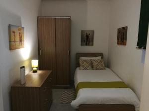 Rúm í herbergi á Village Corner 3 bedroom apartment with Garage