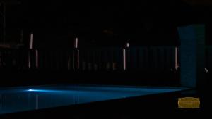 - une piscine avec clôture la nuit dans l'établissement Chalé Recanto Monte Sinai, à Piracaia 28 autres photos