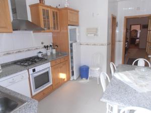 a kitchen with a stove and a counter top at calmo e simpatico apartamento in Vila Praia de Âncora