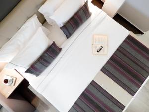 Pokój hotelowy z białym łóżkiem z poduszkami w obiekcie Gkeea Boutique Hotel w mieście Ierissós