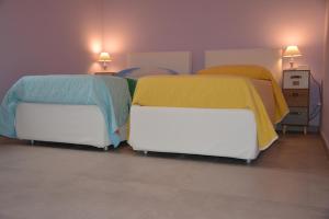 チェファルにあるCasello villa sul mare a Cefalù 59+866のベッド2台が隣同士に設置された部屋です。