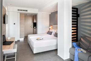 pokój hotelowy z białym łóżkiem i biurkiem w obiekcie Gkeea Boutique Hotel w mieście Ierissós
