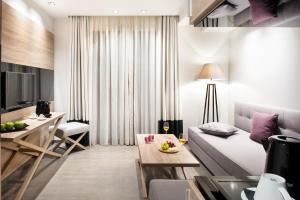 salon z kanapą i stołem w obiekcie Gkeea Boutique Hotel w mieście Ierissós