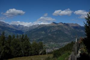 a view of a valley with mountains in the background at Appartamenti Peroulaz in Charvensod