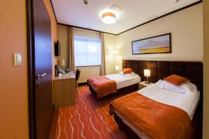Łóżko lub łóżka w pokoju w obiekcie Hotel Skarbek