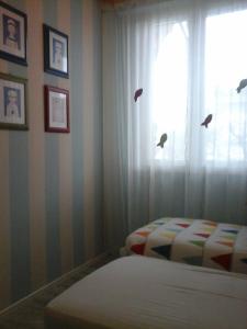 une chambre avec un lit et une fenêtre dans l'établissement confort home, à Viareggio