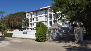 un bâtiment blanc avec une clôture devant dans l'établissement Paseo Vallarta, à Bucerías