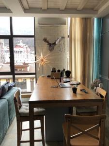 エストサドクにある36 Smart Studio MonteRosaのリビングルーム(木製テーブル、ソファ付)