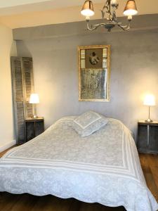 ヴァルレアスにあるMaison d'Anversのベッドルーム1室(白いベッド1台、ランプ2つ付)