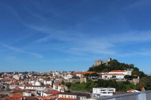 une ville avec un château au sommet d'une colline dans l'établissement Hotel São Francisco, à Leiria
