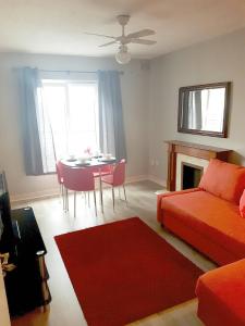 a bedroom with a bed and a table with a red bed at Cozy apartment next to Dublin Castle in Dublin