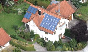 an aerial view of a house with solar panels on it at Ferienappartement Möbius in Aulendorf