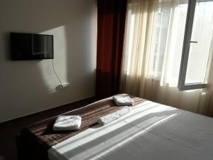 - une chambre avec un lit et 2 serviettes dans l'établissement Apartment Poseidon, à Herceg-Novi