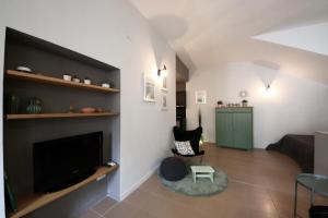 ナポリにあるGiulia's Suiteのリビングルーム(薄型テレビ、椅子付)