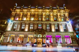 ein großes Gebäude mit einer Uhr auf der Vorderseite in der Unterkunft Glasgow Central Station SKYLINE Apartment with Parking (2 bedrooms, 2 bathrooms, 1 living room-Kitchen) in Glasgow