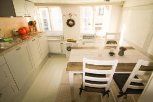 a kitchen with a table and chairs in a kitchen at Gästehaus Altstadtzauber in Lüneburg
