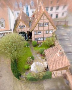 - une vue aérienne sur une grande maison avec une cour dans l'établissement Gästehaus Altstadtzauber, à Lunebourg