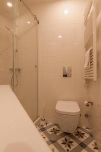 ein Bad mit einem WC und einer Dusche in der Unterkunft Secret Camões in Porto