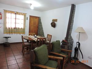 een woonkamer met een eettafel en stoelen bij Inti Duplex in San Bernardo