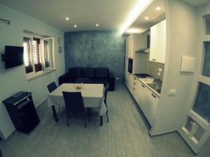 cocina y sala de estar con mesa en una habitación en Welcome Home!!!, en Pozzallo