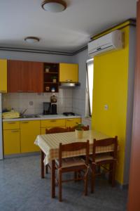 Kuchyň nebo kuchyňský kout v ubytování Apartments Lera