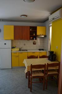 Kuchyň nebo kuchyňský kout v ubytování Apartments Lera