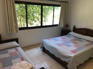 a bedroom with two beds and a window at Los Paraisos in Villa Gesell