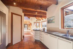 Cuina o zona de cuina de Wharenui Holiday Home by MajorDomo