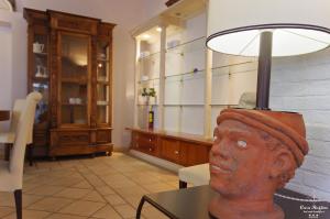 a lamp on a table with a bust of a head at B&B Casa Ruffino in Balestrate