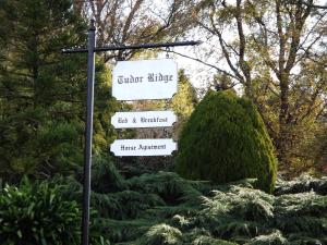 Сад в A Cottage with a View at Tudor Ridge