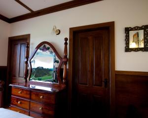 En TV eller et underholdningssystem på A Cottage with a View at Tudor Ridge