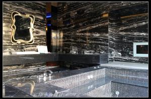 W łazience znajduje się umywalka, lustro i wanna. w obiekcie Yin Shui Han Motel w mieście Hu-nei