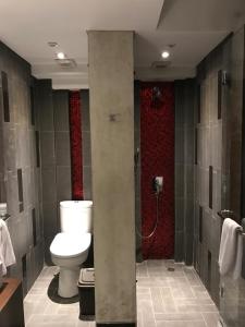 A bathroom at Anshel Hotel Seminyak