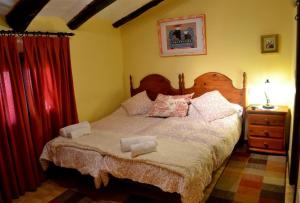 a bedroom with a bed with two towels on it at Posada Abadia de Sietamo in Siétamo
