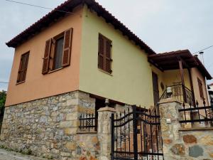 una casa con una puerta y una valla en Paliouri House, en Paliouri