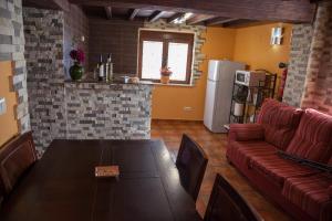 a living room with a couch and a table and a refrigerator at Casa Rural La Cenicienta in Sancti Spíritus