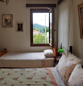 Кровать или кровати в номере Paliouri House