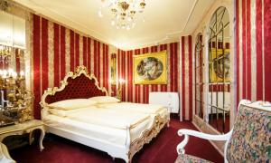 Postel nebo postele na pokoji v ubytování Hotel Palais Porcia
