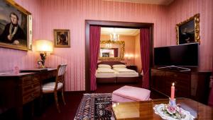 Postel nebo postele na pokoji v ubytování Hotel Palais Porcia