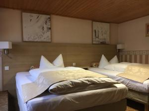 Кровать или кровати в номере Altes Gasthaus Leuna Pension