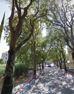 una calle arbolada con una valla azul en Split centre VIVERE apartment, en Split