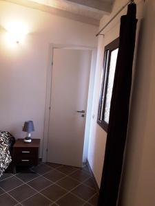 a room with a door and a table and a window at Villa Lucia in Lampedusa