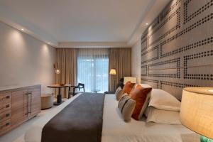 Postel nebo postele na pokoji v ubytování Orient by Isrotel Exclusive
