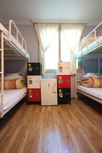 濟州的住宿－耶哈旅館，客房设有两张双层床和一扇窗户。