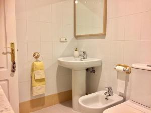 チクラナ・デ・ラ・フロンテーラにあるMafloras Novo Sancti Petriのバスルーム(洗面台、トイレ付)