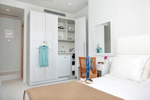 Ein Bett oder Betten in einem Zimmer der Unterkunft Aphrodite Samos Suites