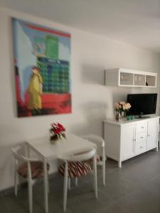 un soggiorno con tavolo bianco e TV di Apartment Mareverde ad Adeje