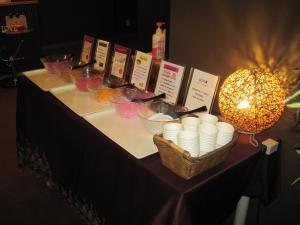 una mesa con tazones y copas de vino y una lámpara en Ｈｏｔｅｌkura, en Sodegaura