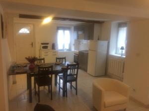 a kitchen and dining room with a table and chairs at Inobelle in Béthisy-Saint-Pierre